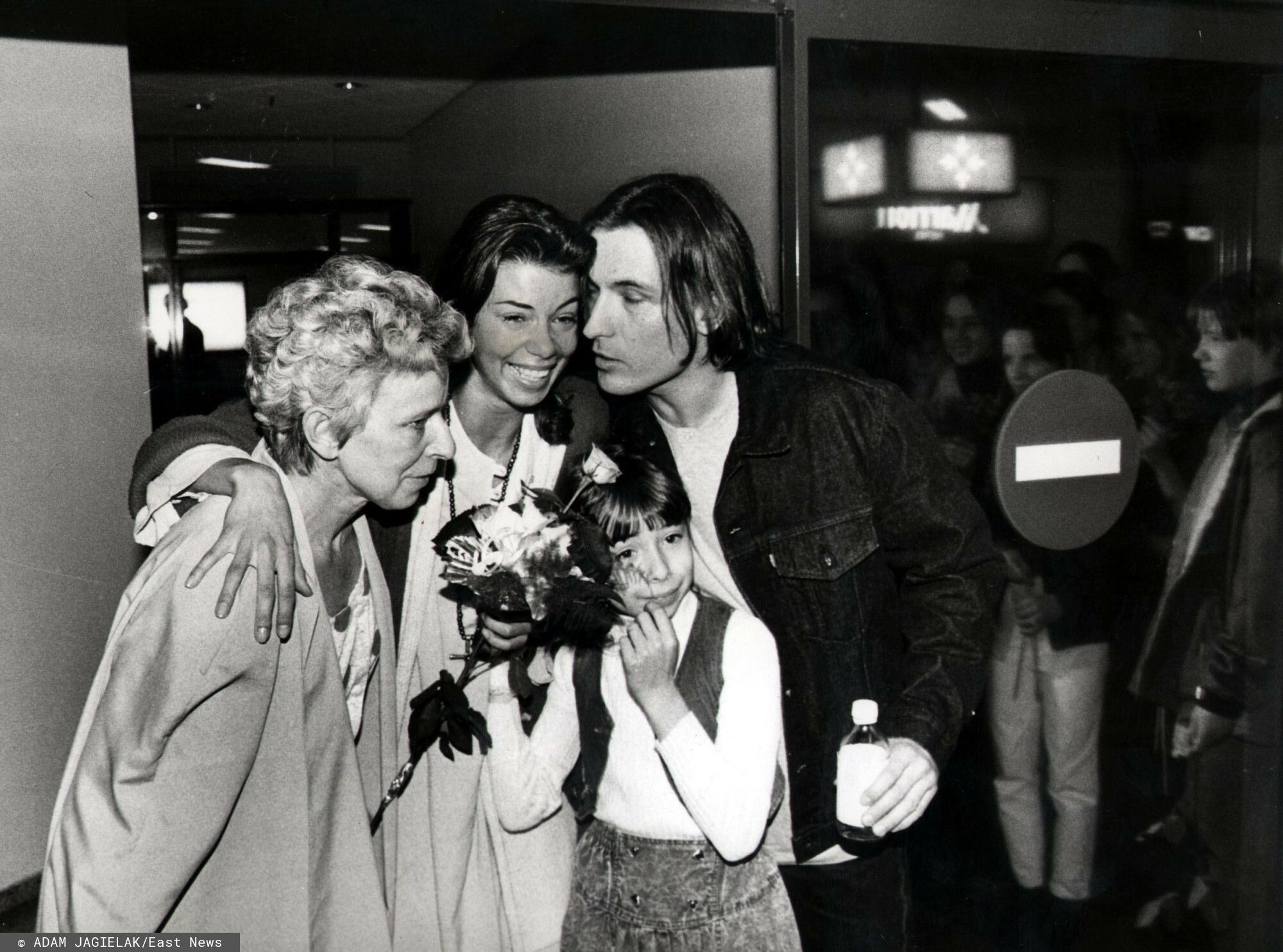 Edyta Górniak z mamą, siostrą i Dariuszem Kordkiem na lotnisku po Eurowizji 1994, fot. EastNews