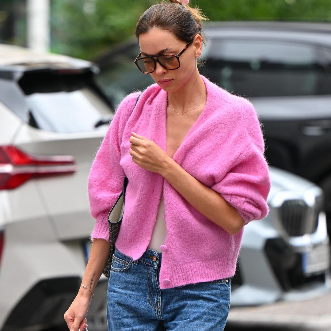 Różowy kardigan Edyty Zając ożywia jeansową stylizację. Podobne modele znajdziesz w sieciówkach