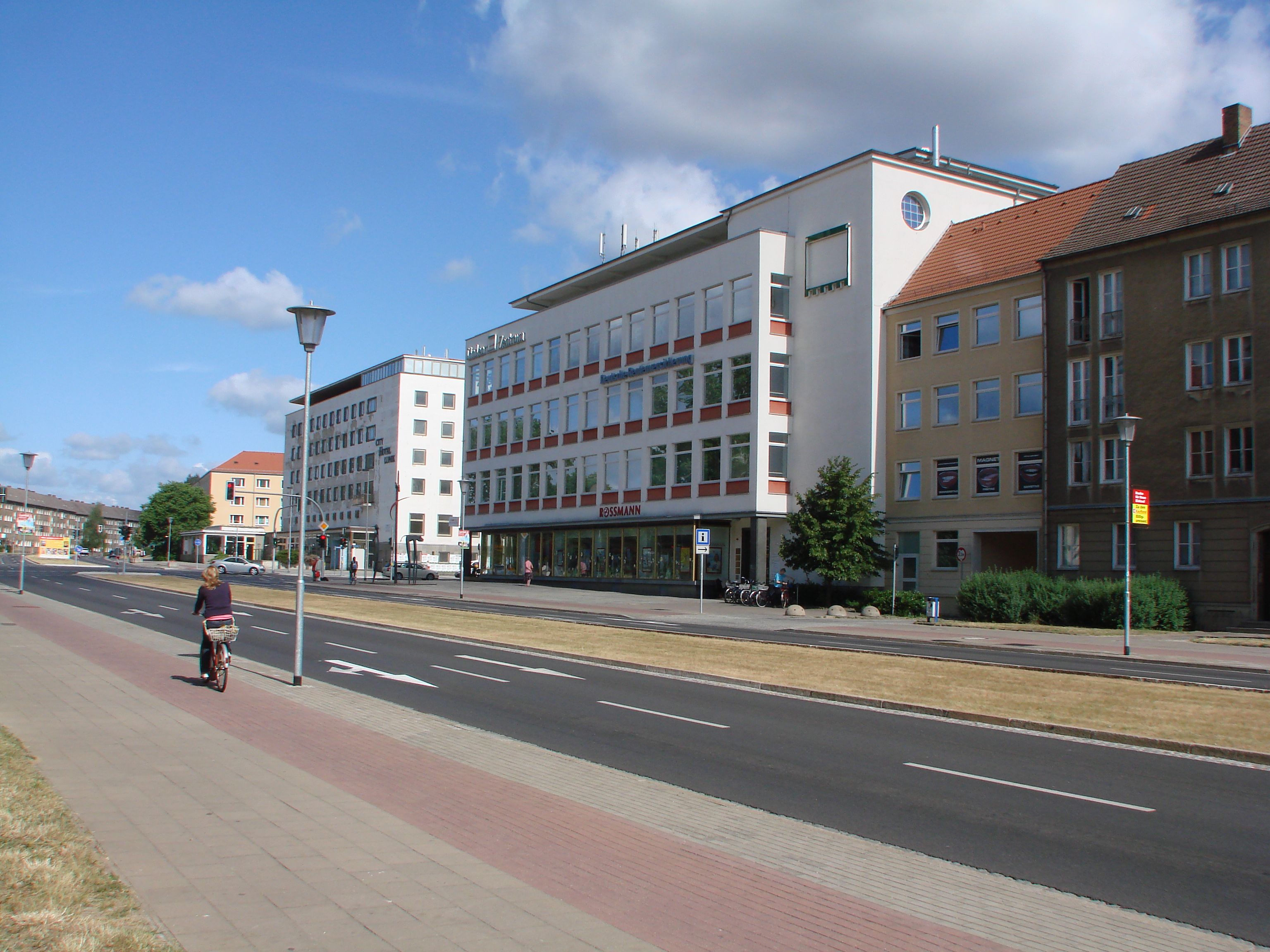 Eisenhüttenstadt_Zentrum_-_panoramio_-_Gottfried_Hoffmann_-…_(2).jpg