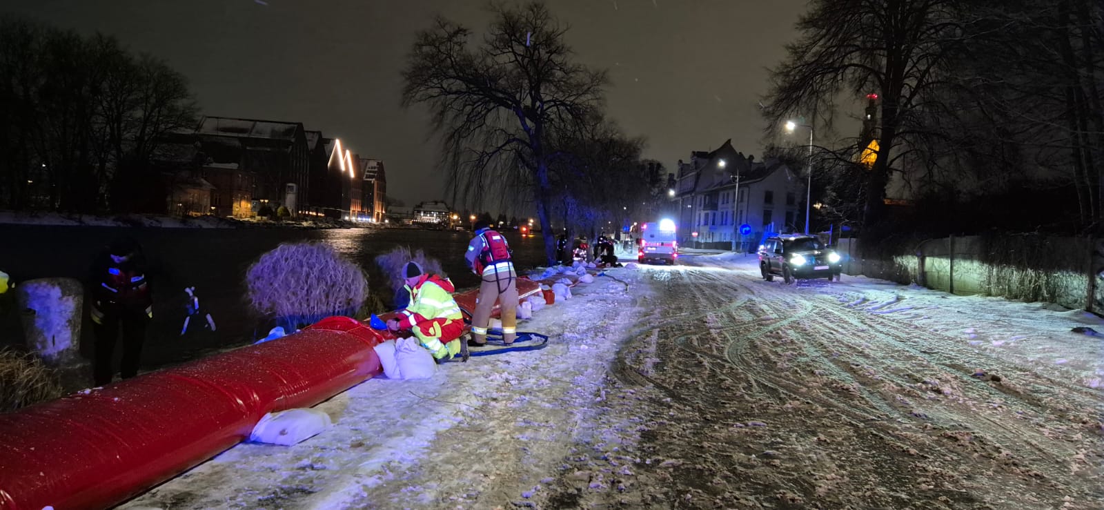 Woda zaczyna zalewać polskie miasta. Strażacy ruszyli na ratunek