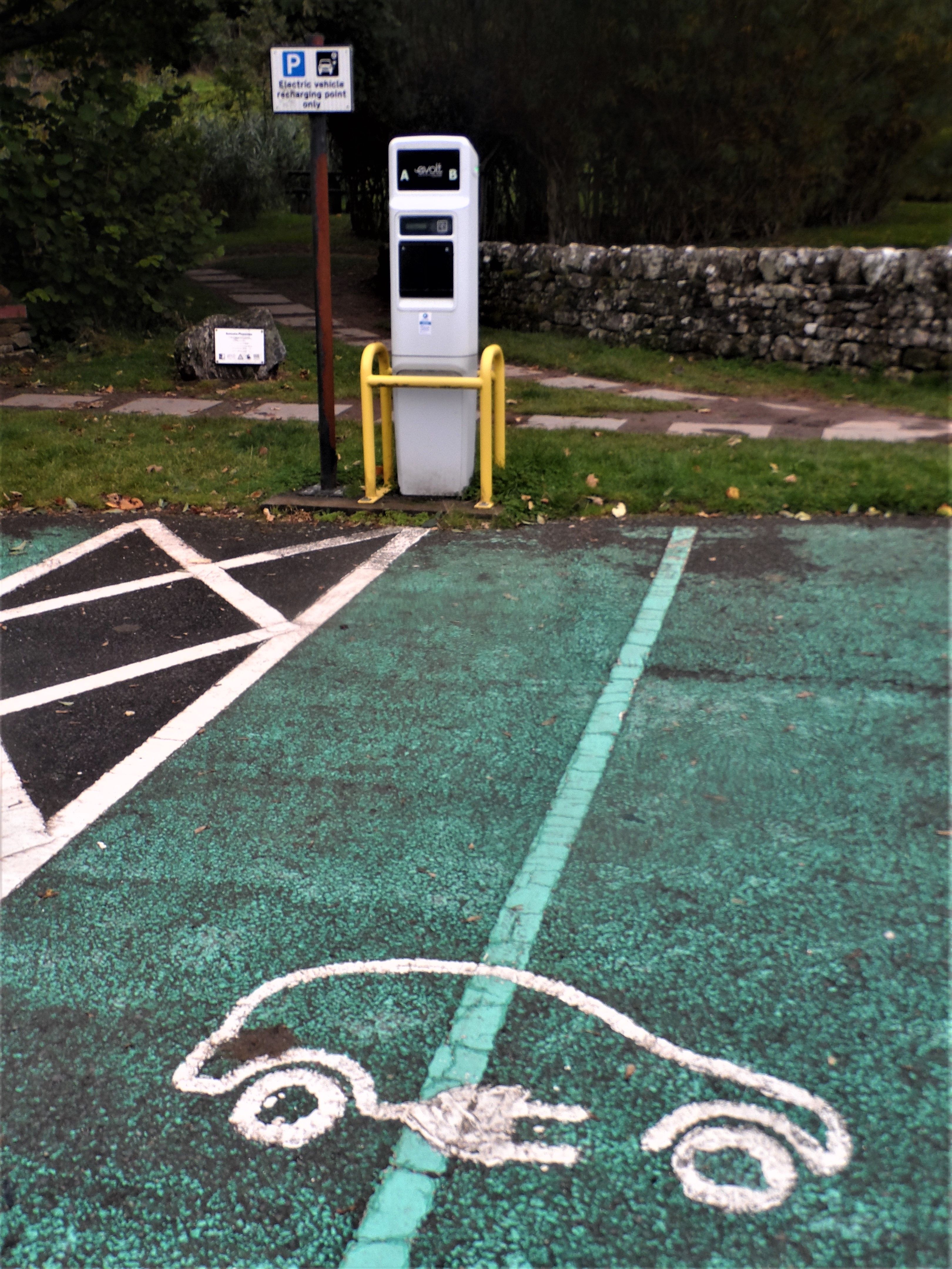 Electric_car_charge_point.jpg