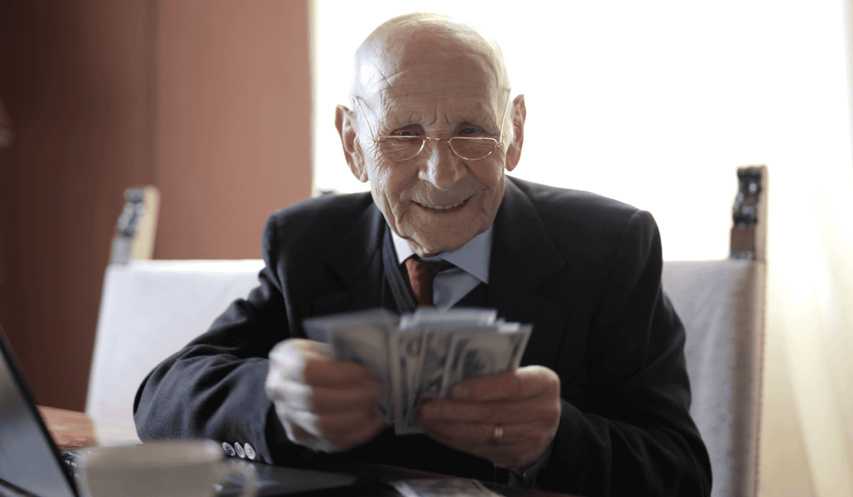Szczęśliwy emeryt liczący pieniądze