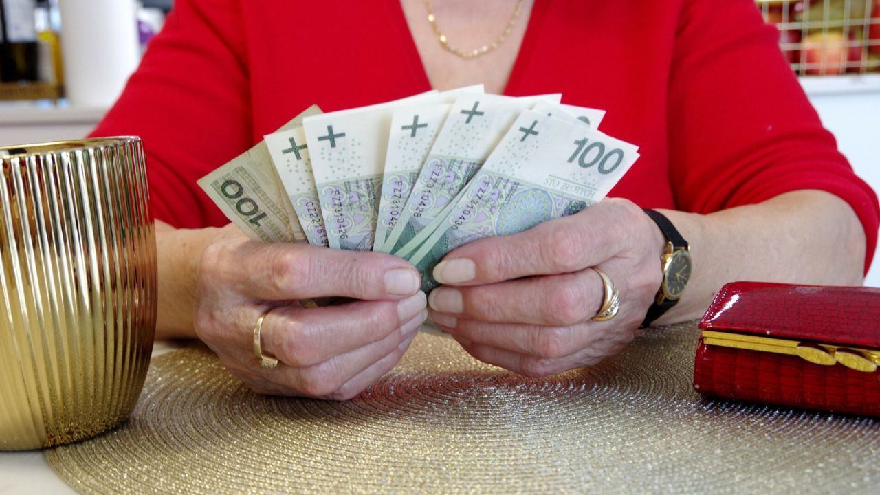 Emerytura dłonie seniorki