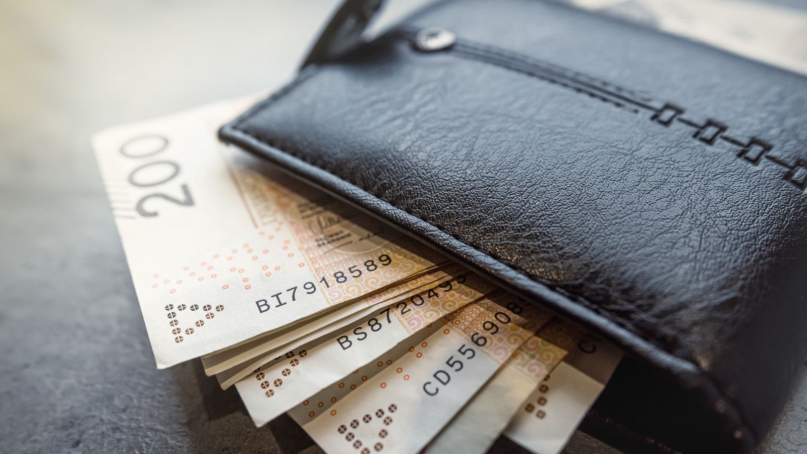 6938,92 zł specjalnej emerytury z ZUS. Kluczowym kryterium jest rok urodzenia