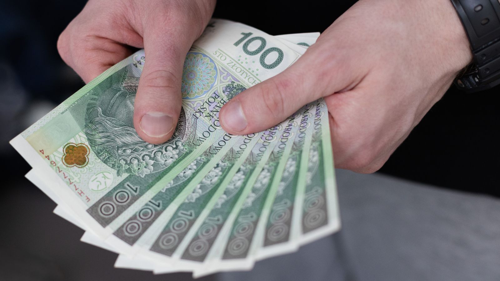 Dobre wieści dla emerytów. Tysiące Polaków dostaną w styczniu dodatkowe pieniądze z ZUS