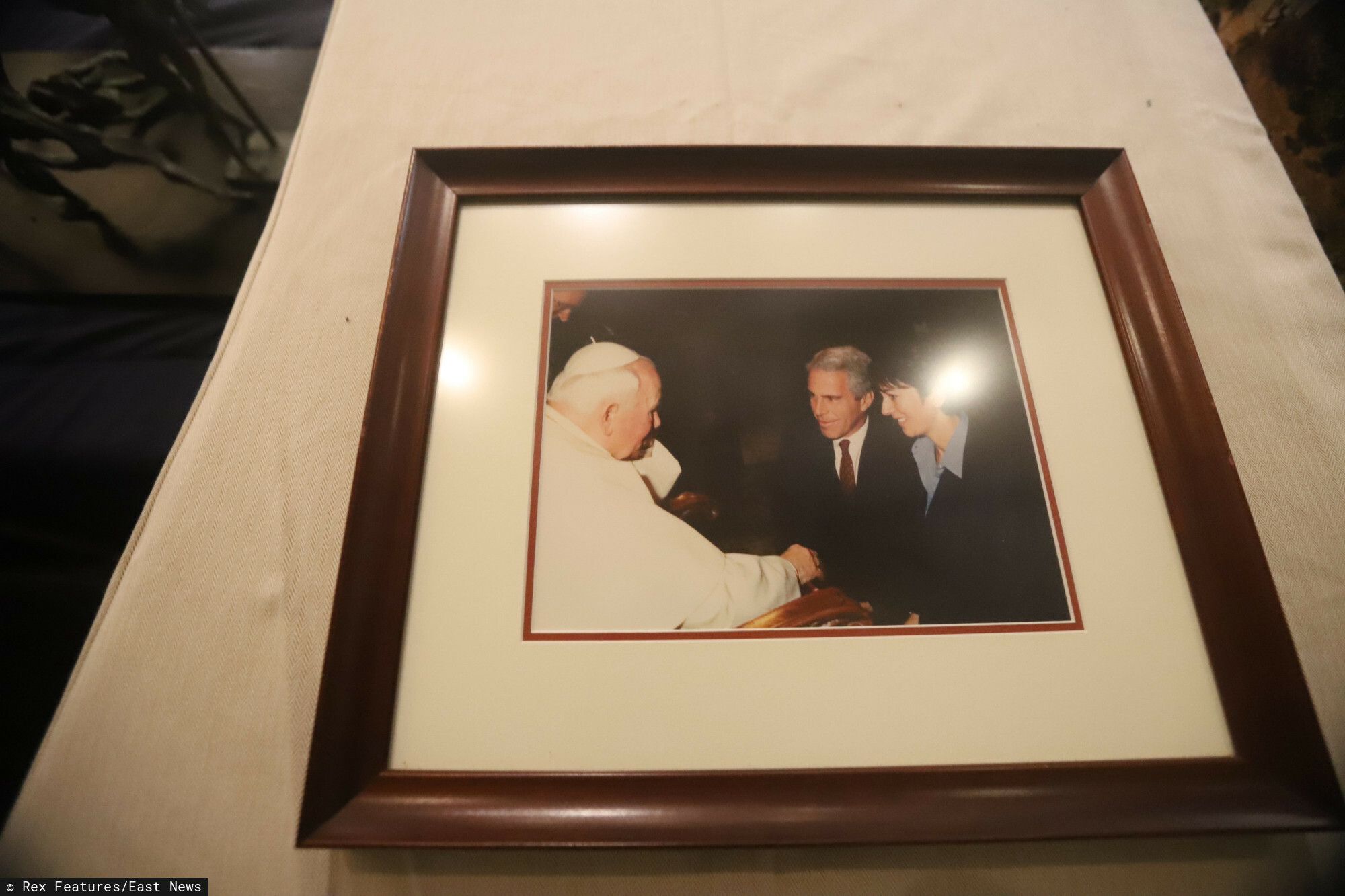 Jan Paweł II w aktach Epsteina. Zdjęcie z papieżem to nie wszystko. Polacy przecierają oczy ze zdumienia