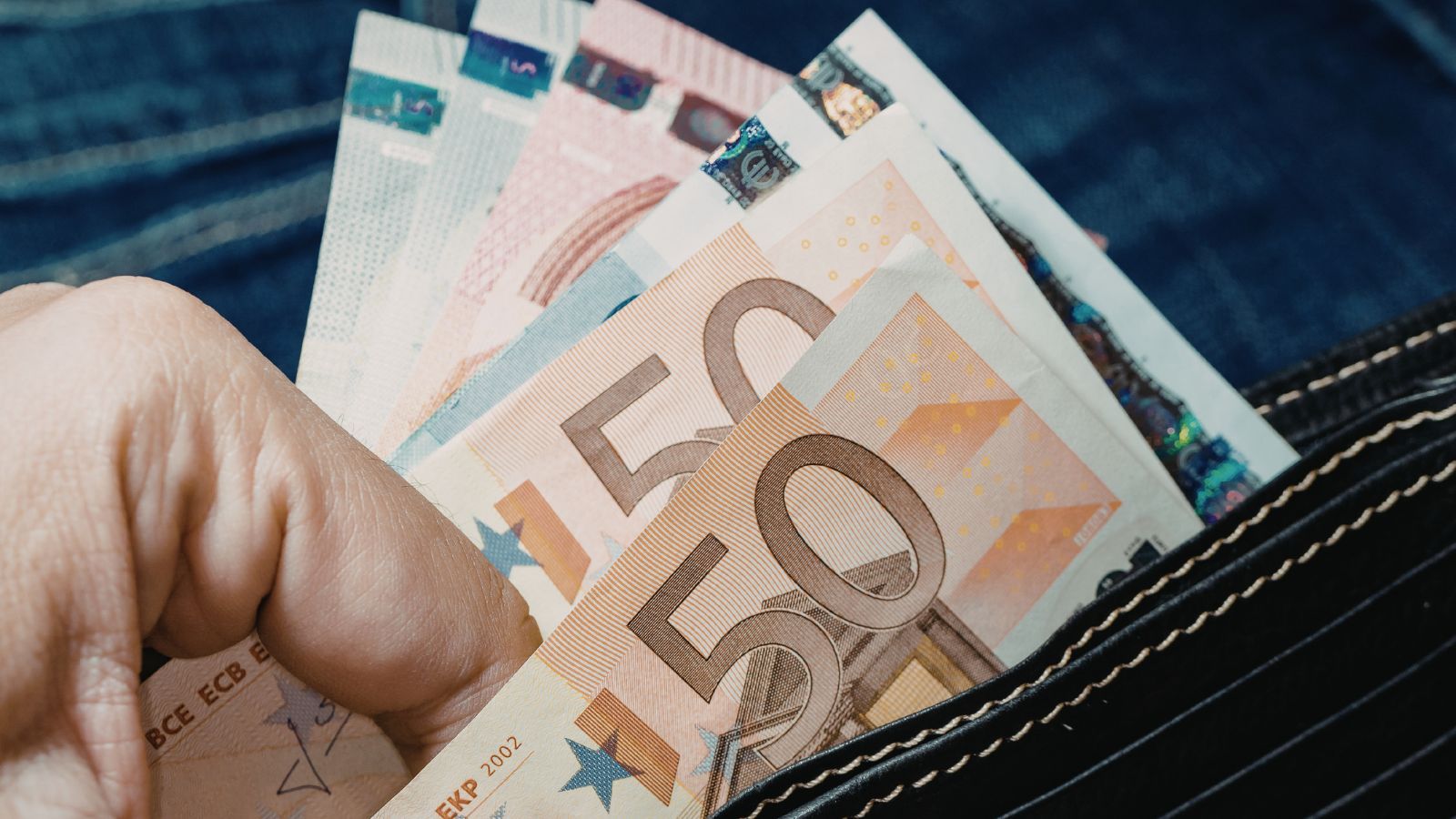 Senior chciał spełnić marzenie sprzed lat. Urząd każe mu zwrócić emeryturę za cały rok