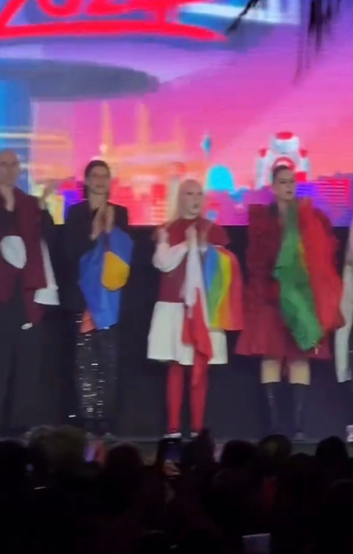 Eurowizja 2024. Luna z flagą Polski i LGBT w Hiszpanii