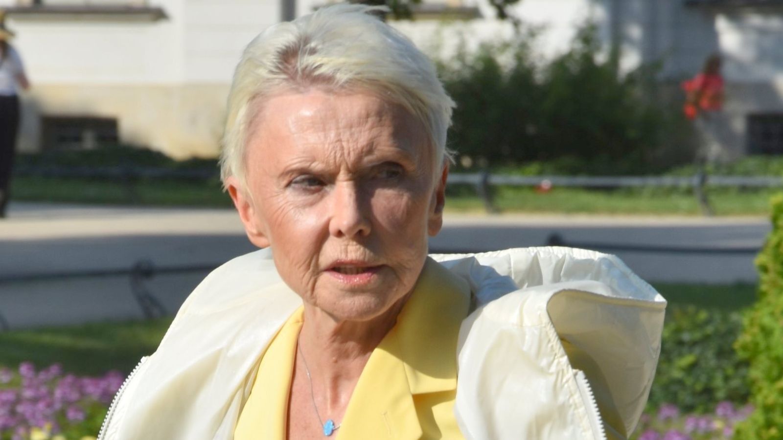 Ewa Błaszczyk w żółtej kurtce