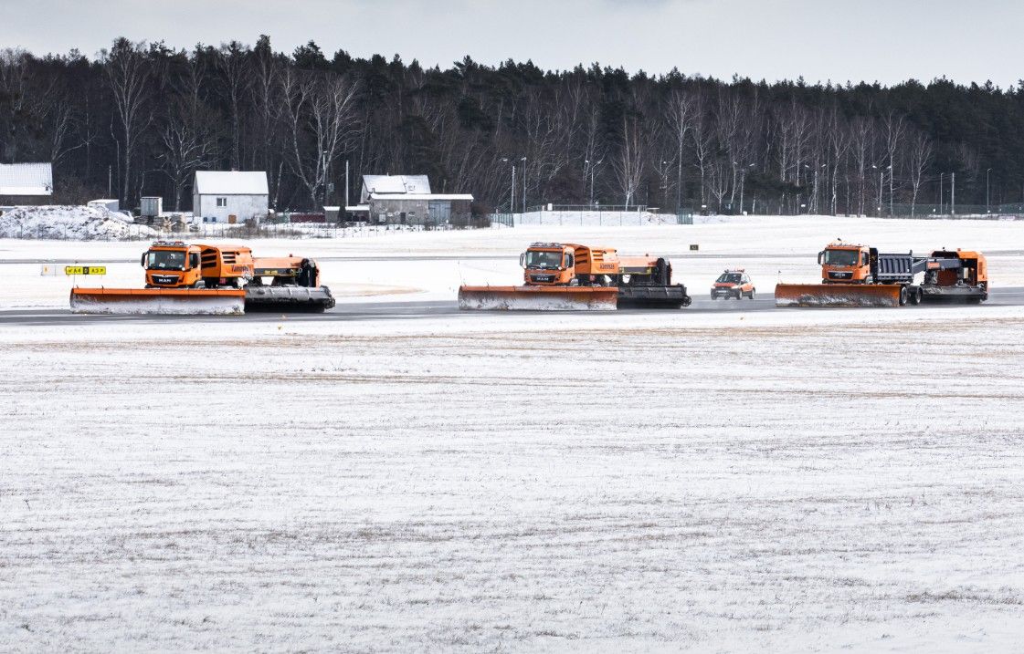 Polskie lotnisko zasypane, odwołane i opóźnione loty. Pasażerowie utknęli w terminalach