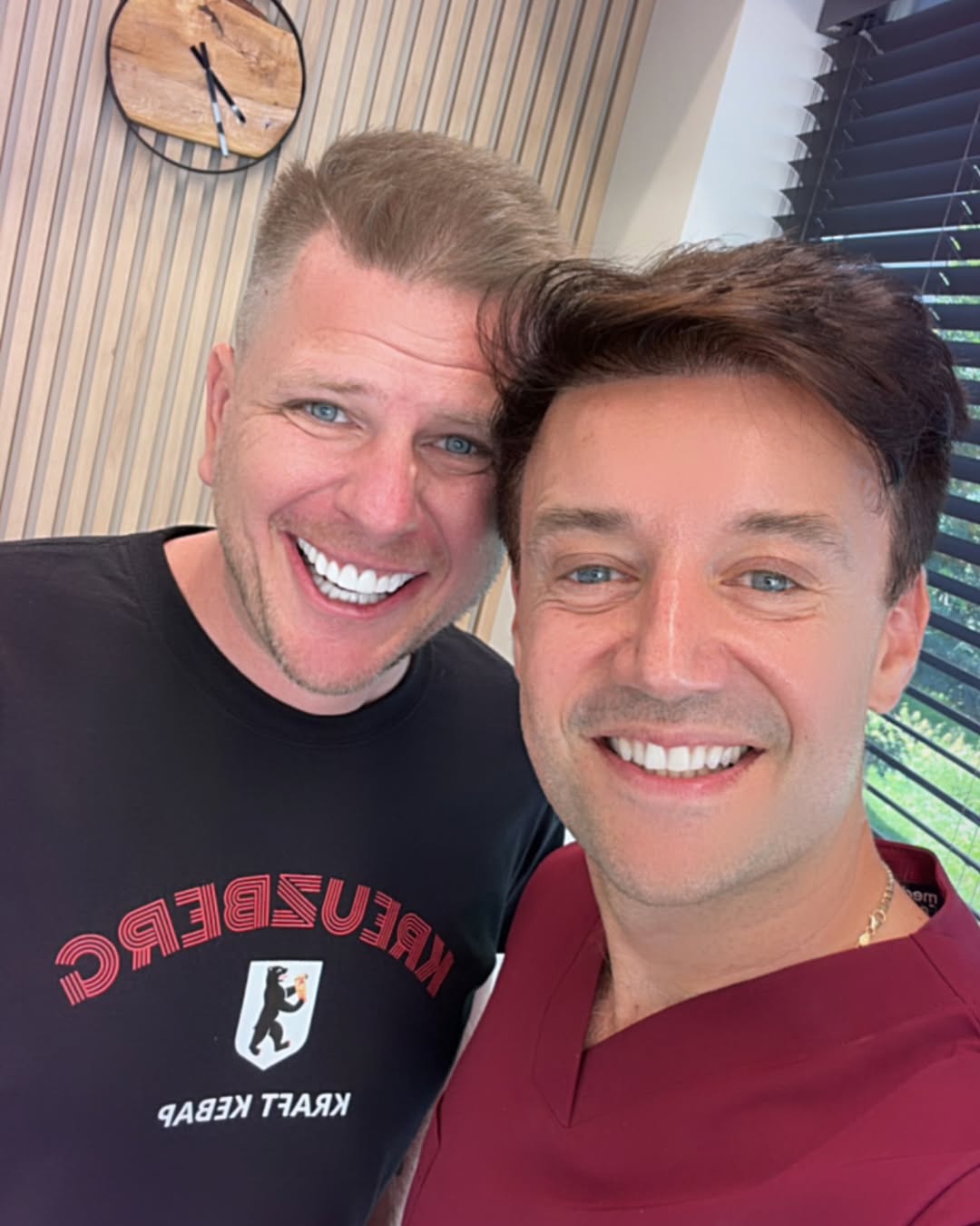 Filip Chajzer ujawnia problemy po zabiegu u dentysty gwiazd. Lekarz odpowiada na zarzuty