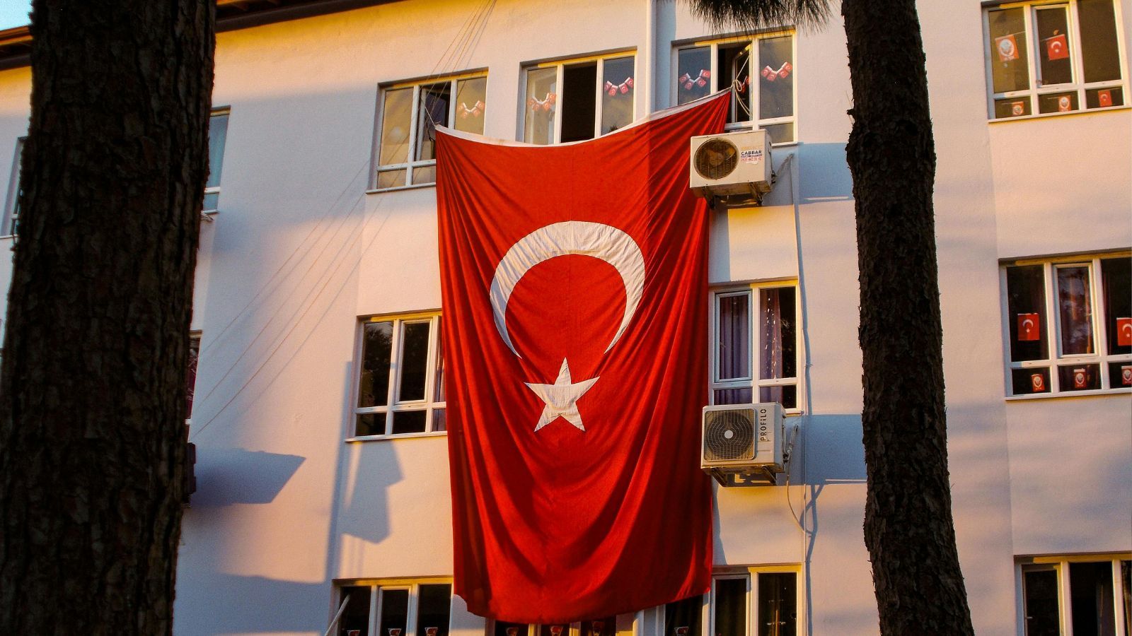 Tyle kosztuje przeszczep włosów w Turcji. Ta kwota to nie żart. "W Polsce zapłaciłbym 30 tys. zł"