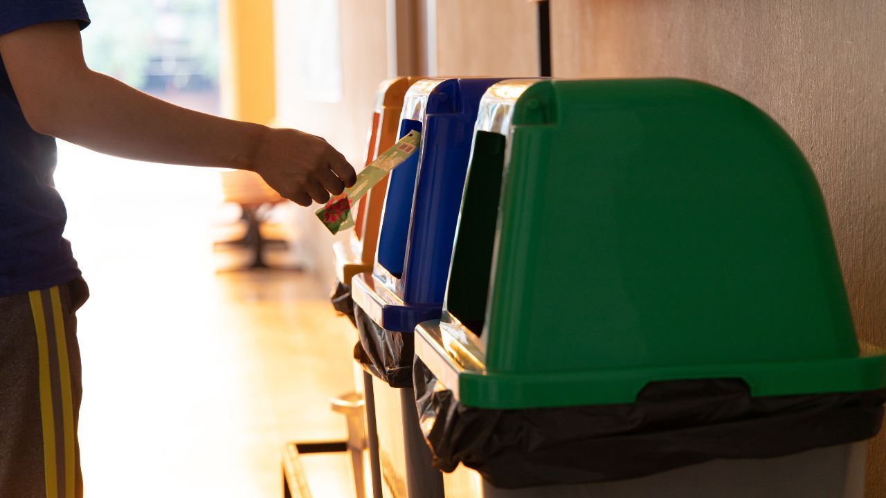 Surowe kary za wyrzucanie tego do zwykłego śmietnika. Polacy wciąż nie mają pojęcia