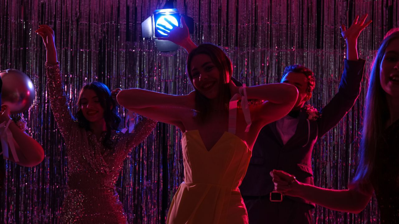 Tyle będzie kosztować "talerzyk" na studniówce w 2026 roku. Ceny zwalają z nóg, to nie żart