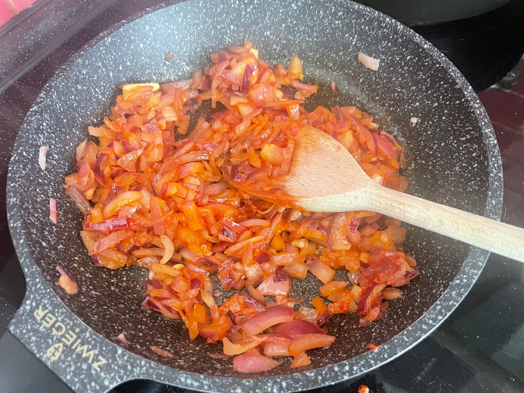 Przepis na makaron z karmelizowaną cebulą i wędzonym twarogiem. Dzieci będą błagać o dokładkę