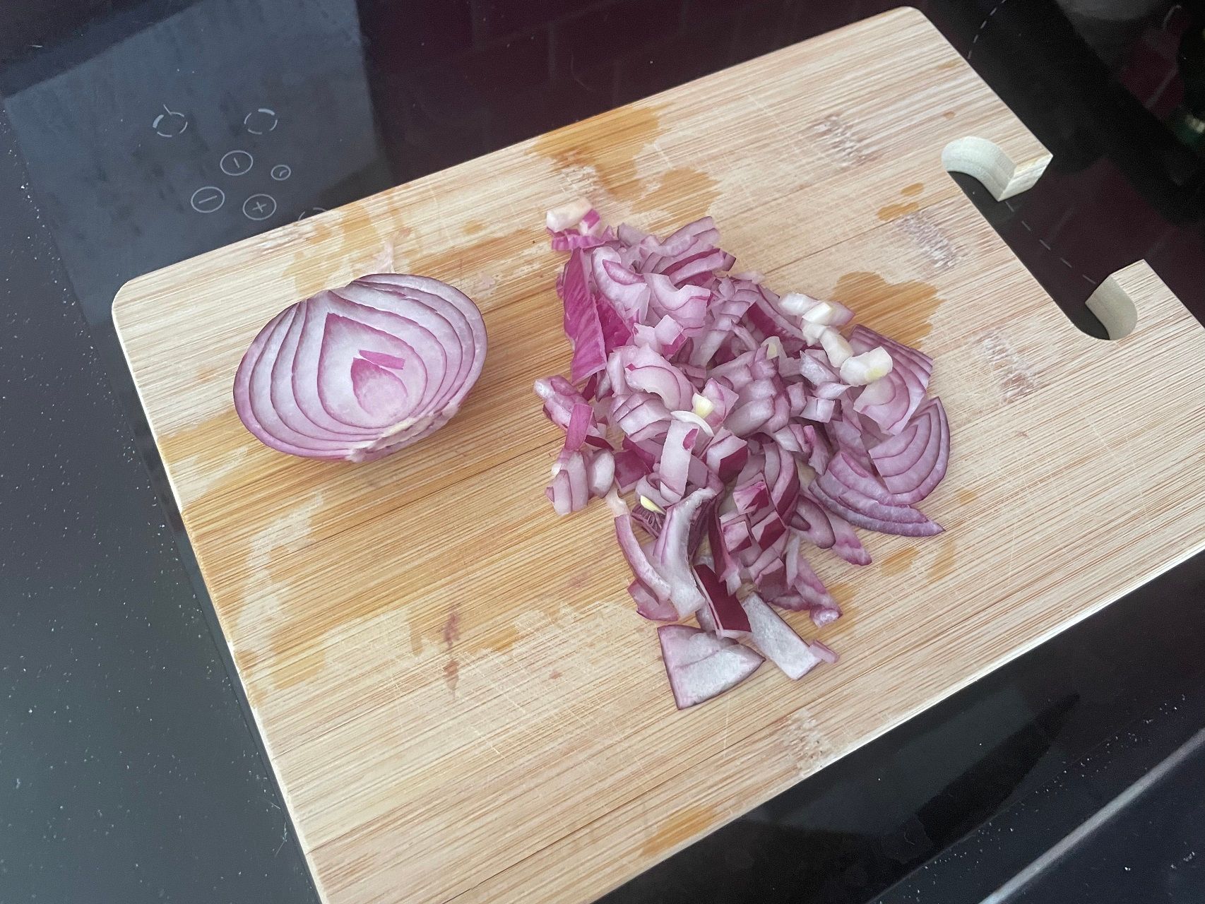 Przepis na makaron z karmelizowaną cebulą i wędzonym twarogiem. Dzieci będą błagać o dokładkę