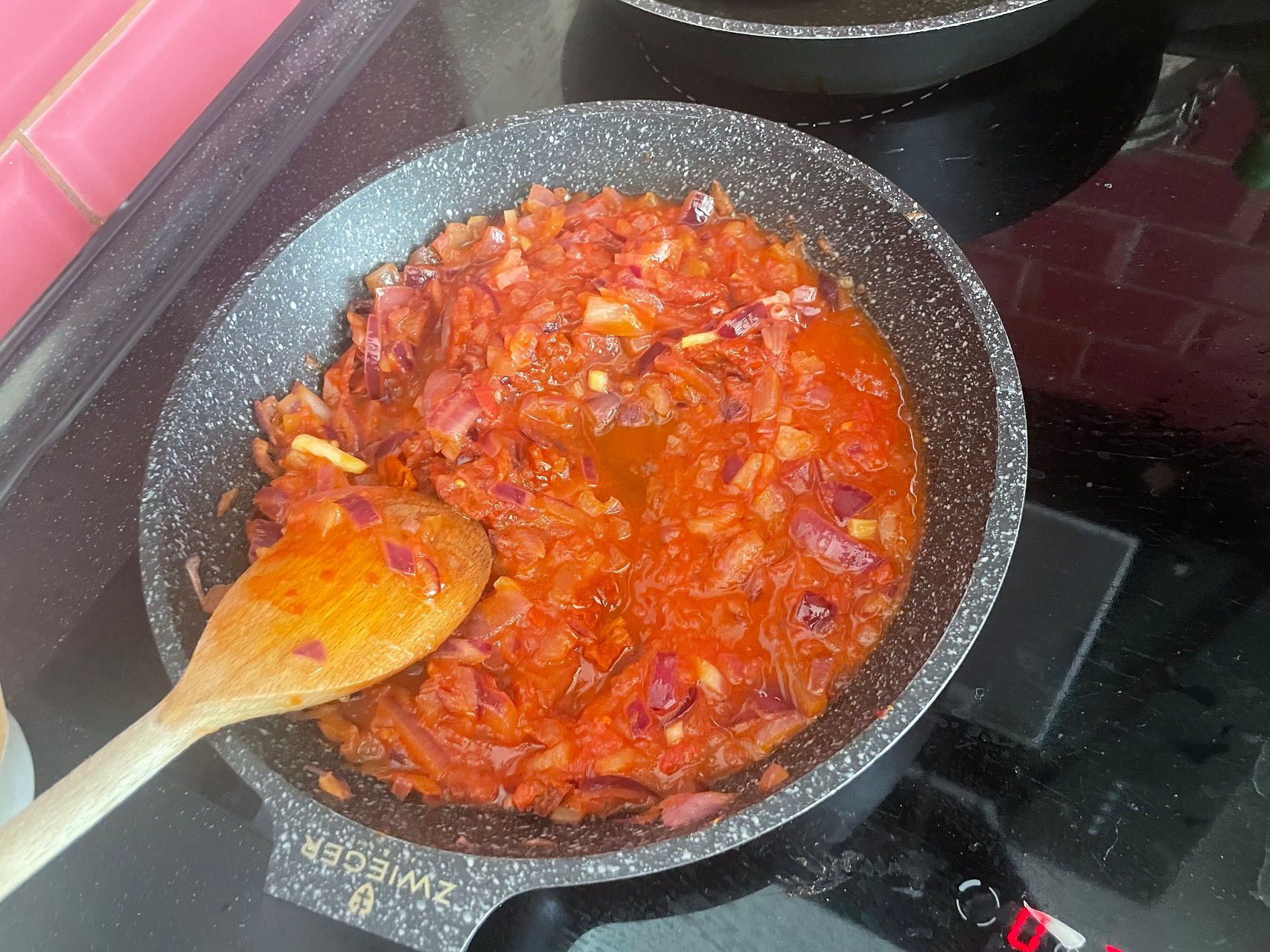 Przepis na makaron z karmelizowaną cebulą i wędzonym twarogiem. Dzieci będą błagać o dokładkę