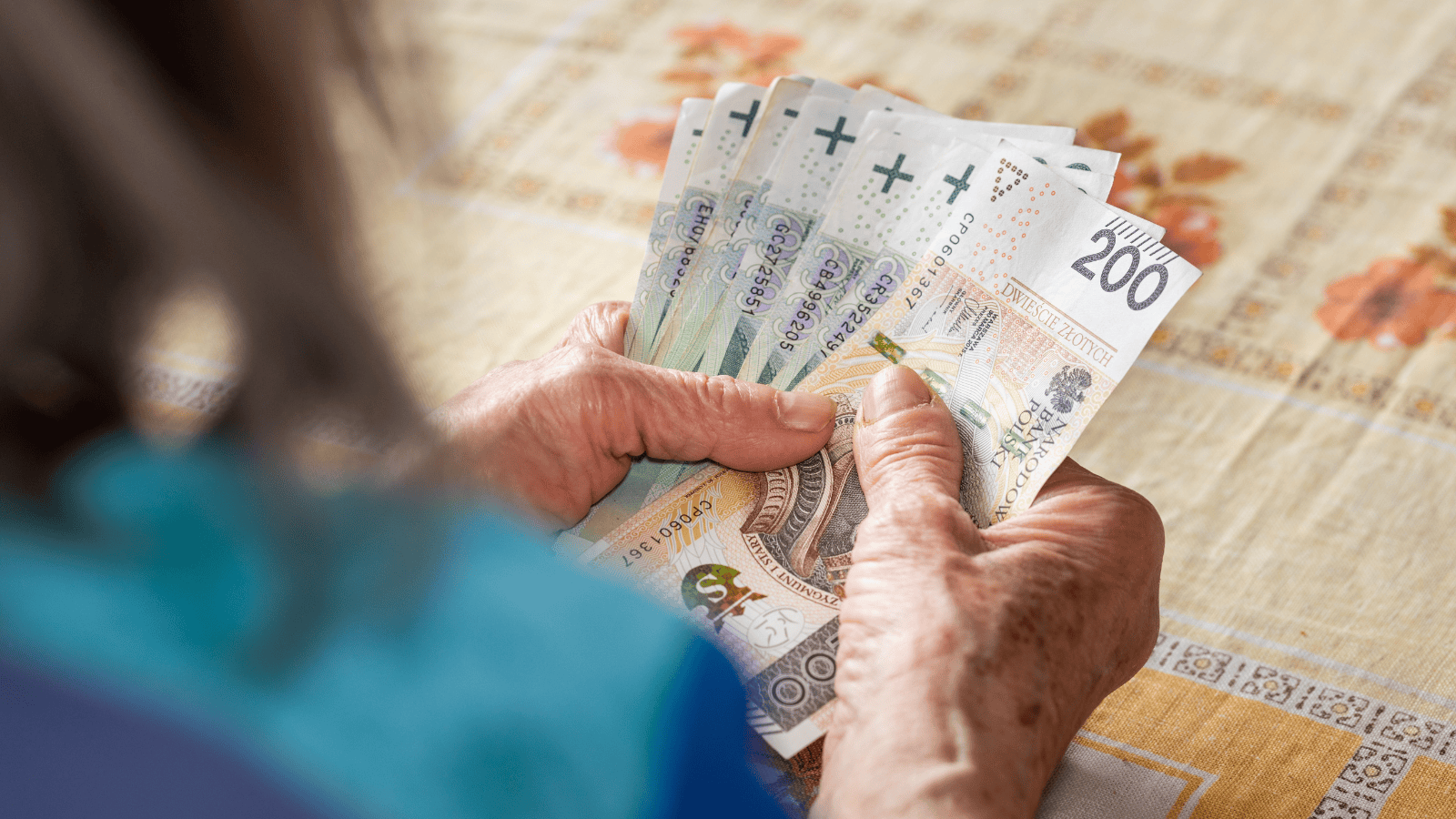 ZUS wypłaca 336 zł bez względu na dochód. Ci seniorzy mogą już starać się o to świadczenie