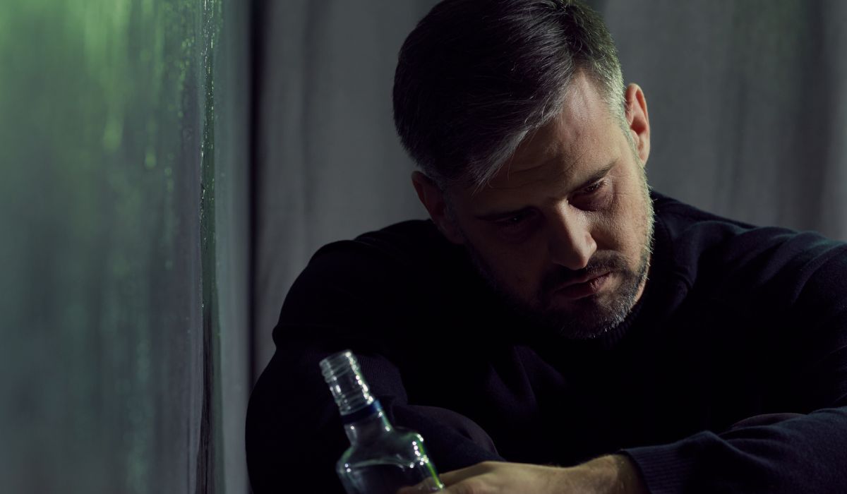 11 zachowań świadczących o alkoholizmie. Widzisz je u siebie lub swoich bliskich?