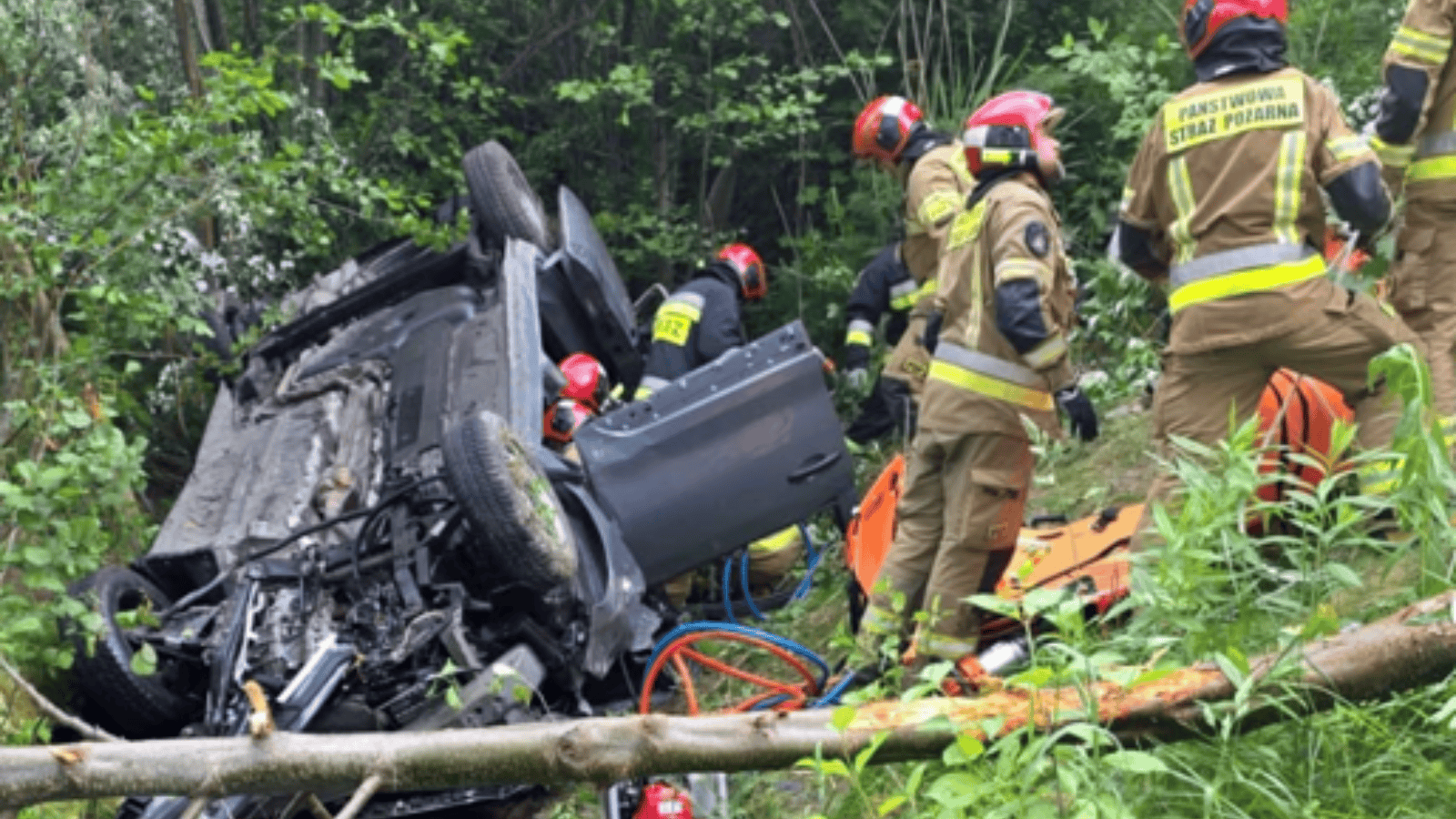 Tragiczny wypadek w polskim mieście. Auto spadło z wiaduktu, są ofiary śmiertelne