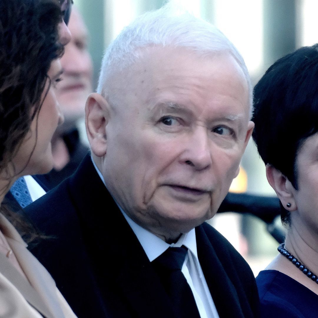 Nocne zgromadzenie przed siedzibą TK. Jarosław Kaczyński apeluje o "opór społeczny"