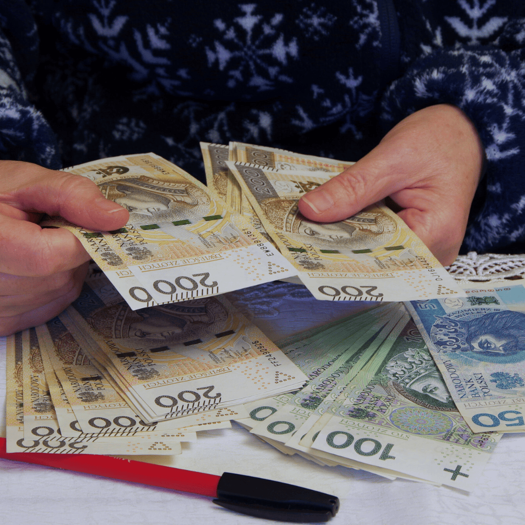 ZUS wypłaca 336 zł bez względu na dochód. Ci seniorzy mogą już starać się o to świadczenie