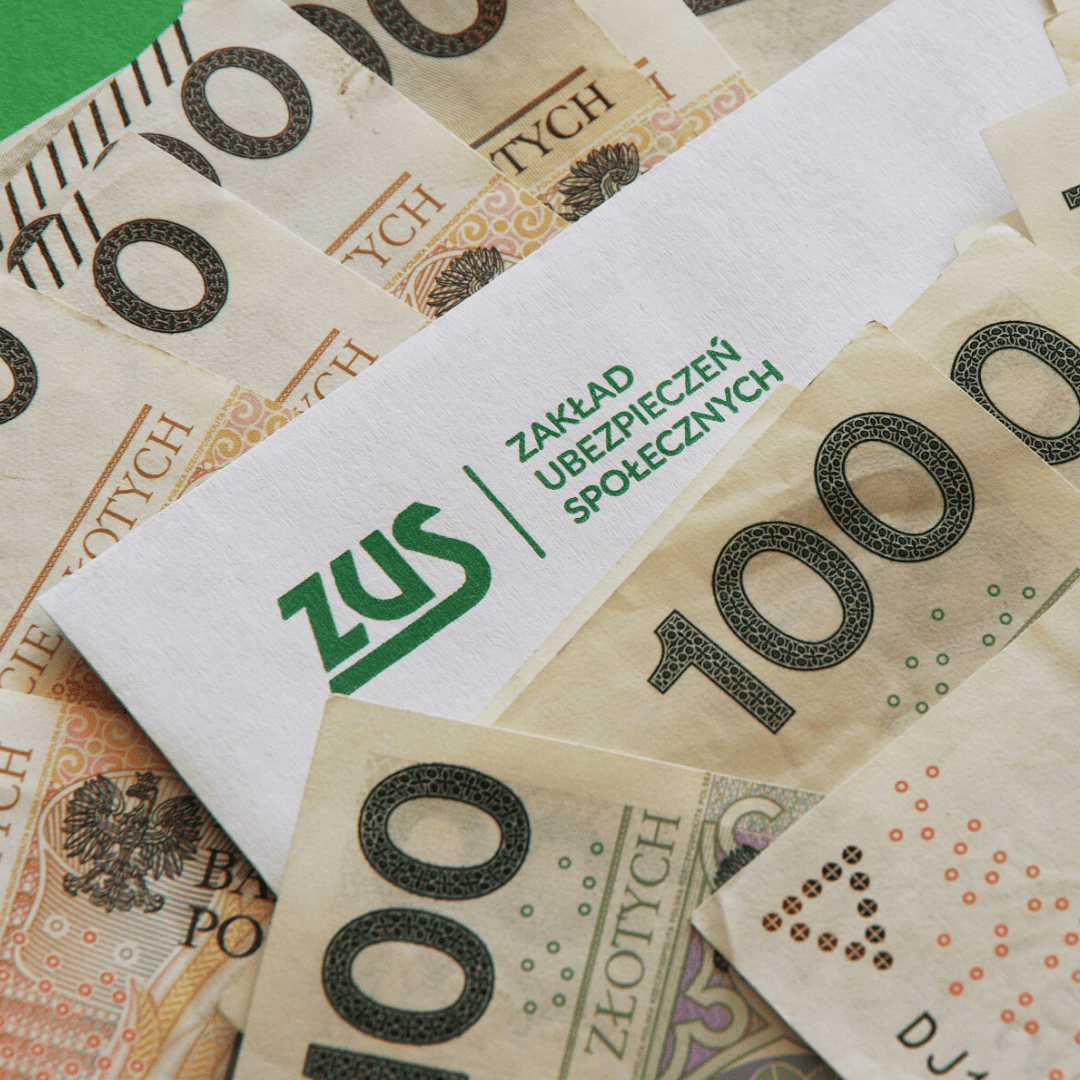 ZUS wypłaca 336 zł bez względu na dochód. Ci seniorzy mogą już starać się o to świadczenie