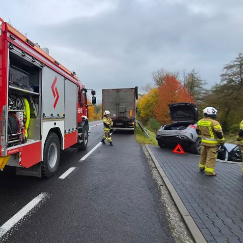 Zderzenie osobówki z ciężarówką na DK28. Auto wypadło z drogi