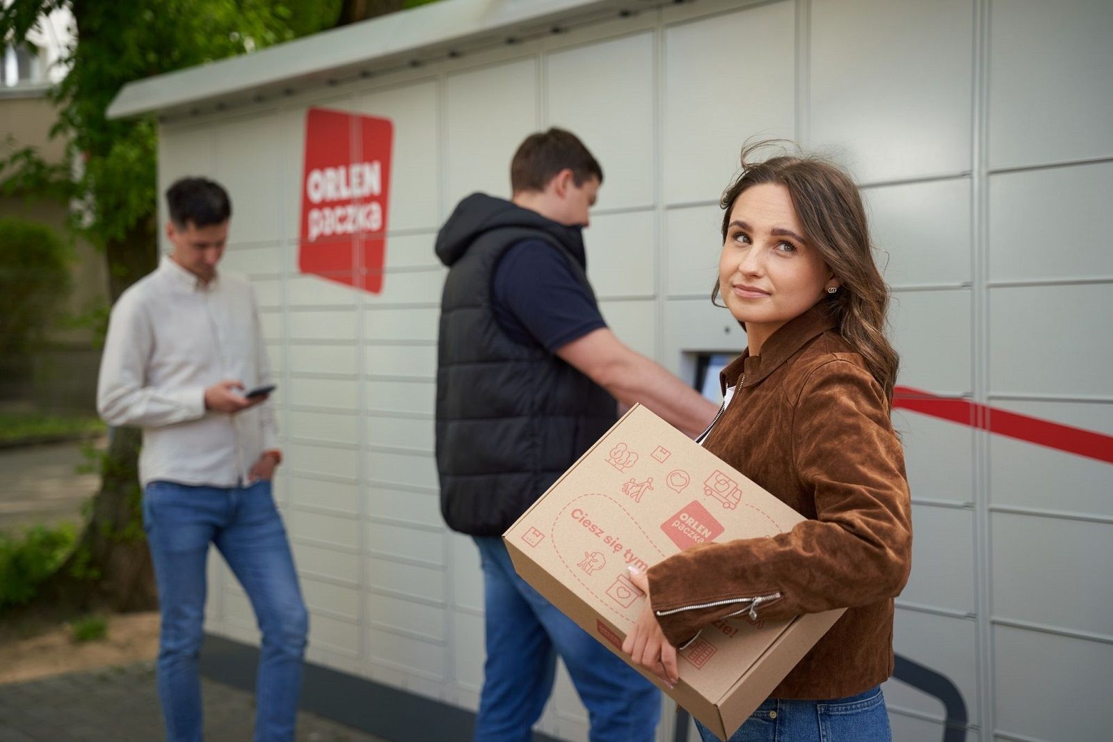 Coraz więcej polskich klientów zmienia sposób odbierania paczek. Ta usługa zyskuje na popularności