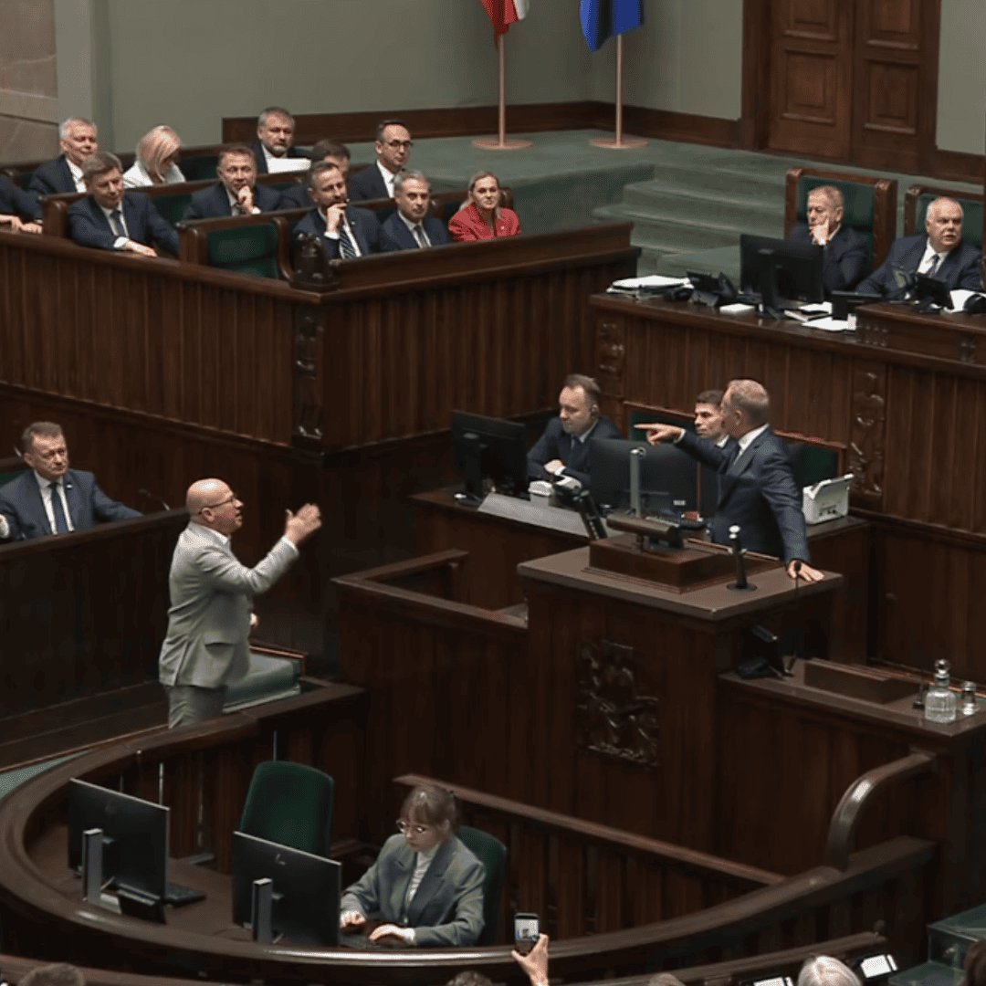 Nietypowe sceny podczas przemówienia Tuska. Poseł PiS zjawił się pod mównicą, padły ostre słowa