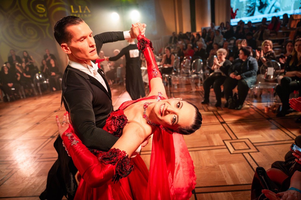 Magiczny wieczór w Pałacu Kultury. Julia Wieniawa i Stefano Terrazzino ZNÓW RAZEM. Brylowali na parkiecie podczas turnieju Sikelia di Terrazzino