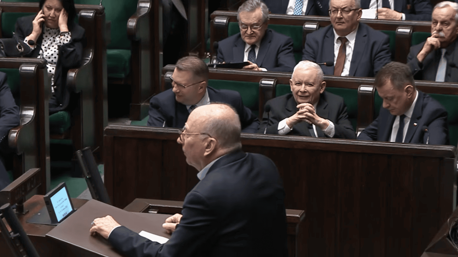 Poseł wszedł na mównicę i uderzył w Czarnka. Reakcja Kaczyńskiego mówi wszystko