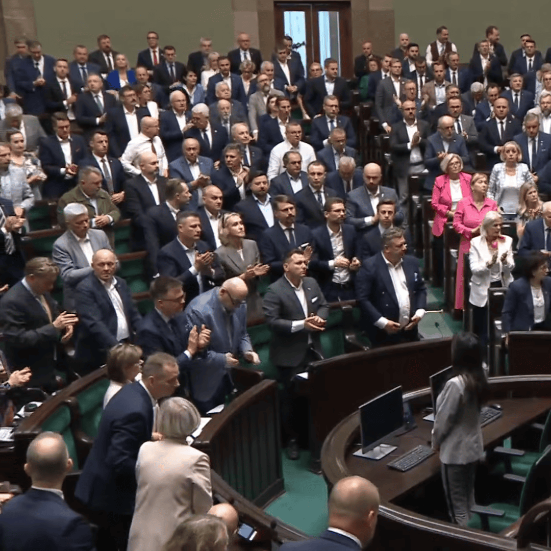 441 posłów za, zero przeciw. Posłowie wstali po głosowaniu ws. uchwały