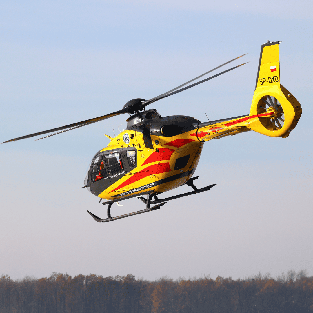 Śmiertelny wypadek na D323. Osobówka zderzyła się z ciężarówką, droga zablokowana
