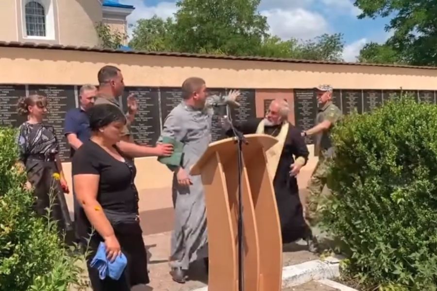 Ukraina: Bójka duchownych na pogrzebie. Jeden z kapłanów nagle zaczął okładać drugiego krzyżem
