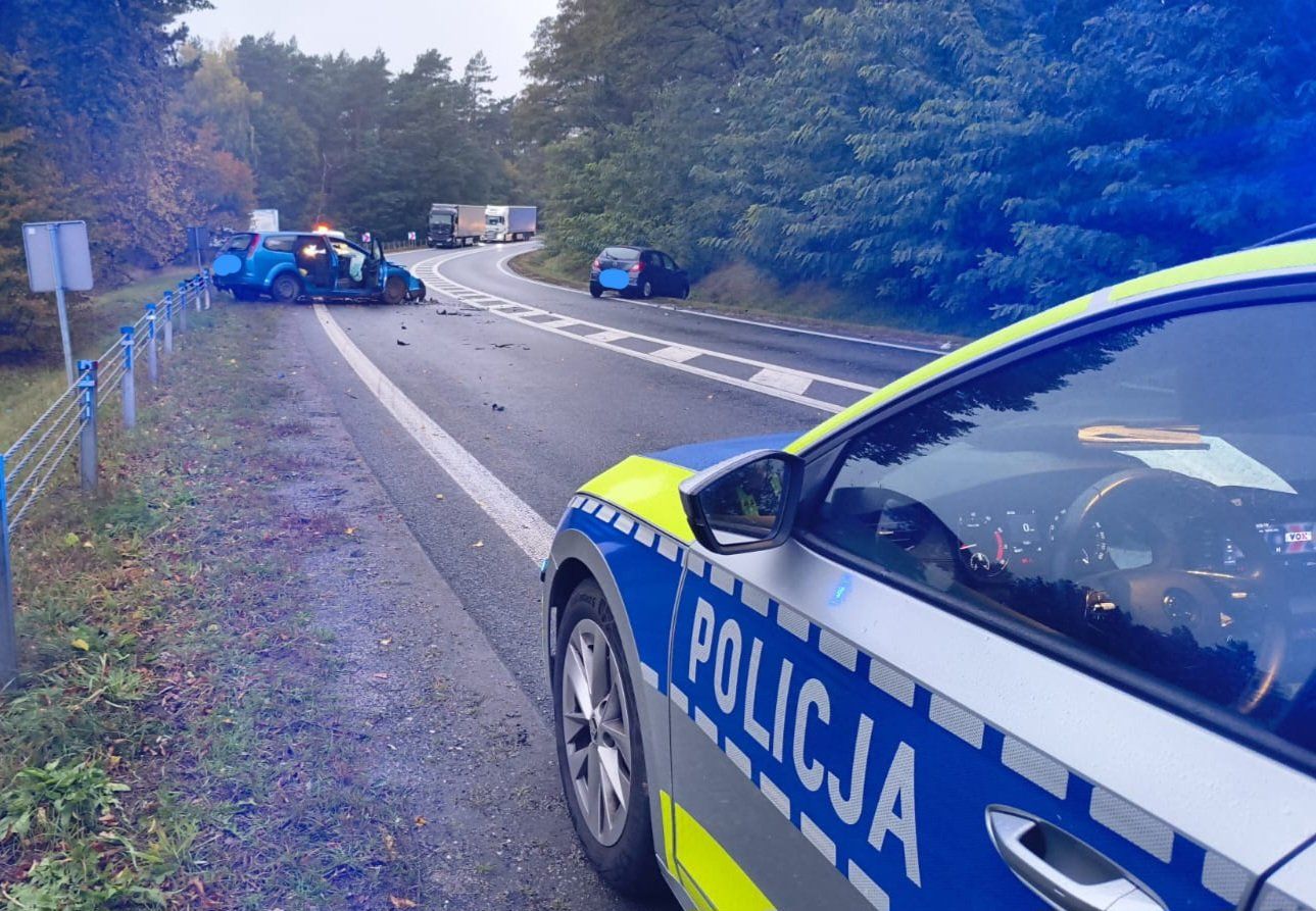 Czołowe zderzenie dwóch samochodów na Mazowszu. Droga zablokowana, na miejscu pracuje policja