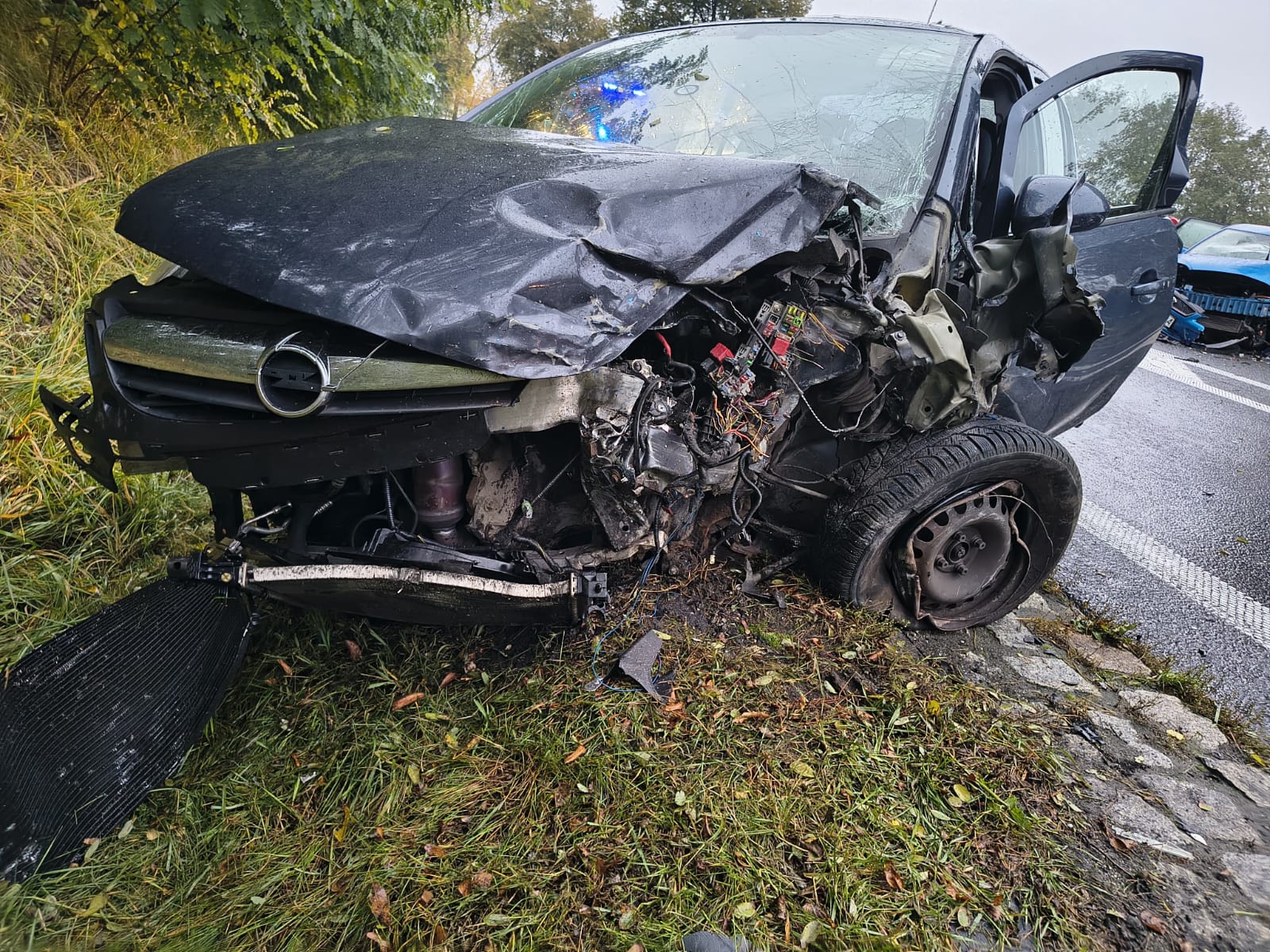 Czołowe zderzenie dwóch samochodów na Mazowszu. Droga zablokowana, na miejscu pracuje policja