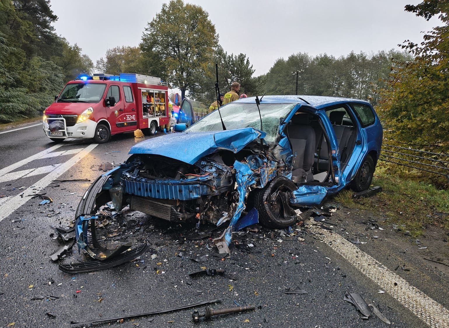 Czołowe zderzenie dwóch samochodów na Mazowszu. Droga zablokowana, na miejscu pracuje policja