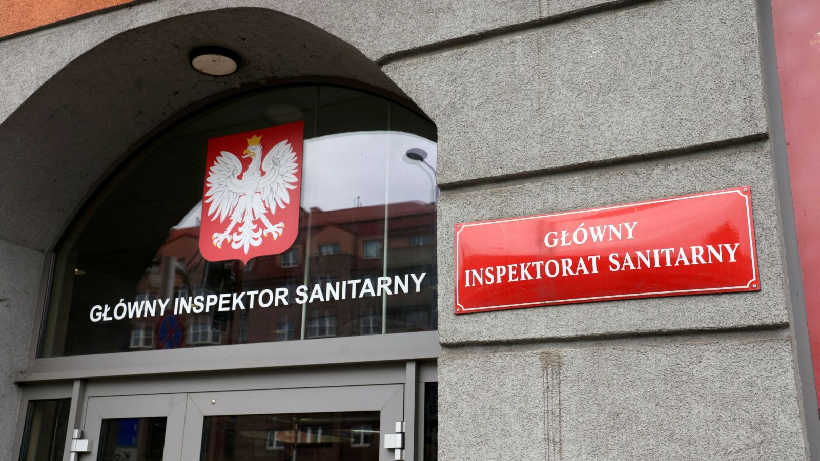 GIS wycofał ze sprzedaży boczek wędzony. Wykryto w nim groźną bakterię
