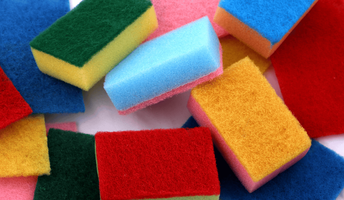 Kolor gąbki do zmywania ma znaczenie. Zobacz, czy posiadasz odpowiednią gąbkę do mycia naczyń!