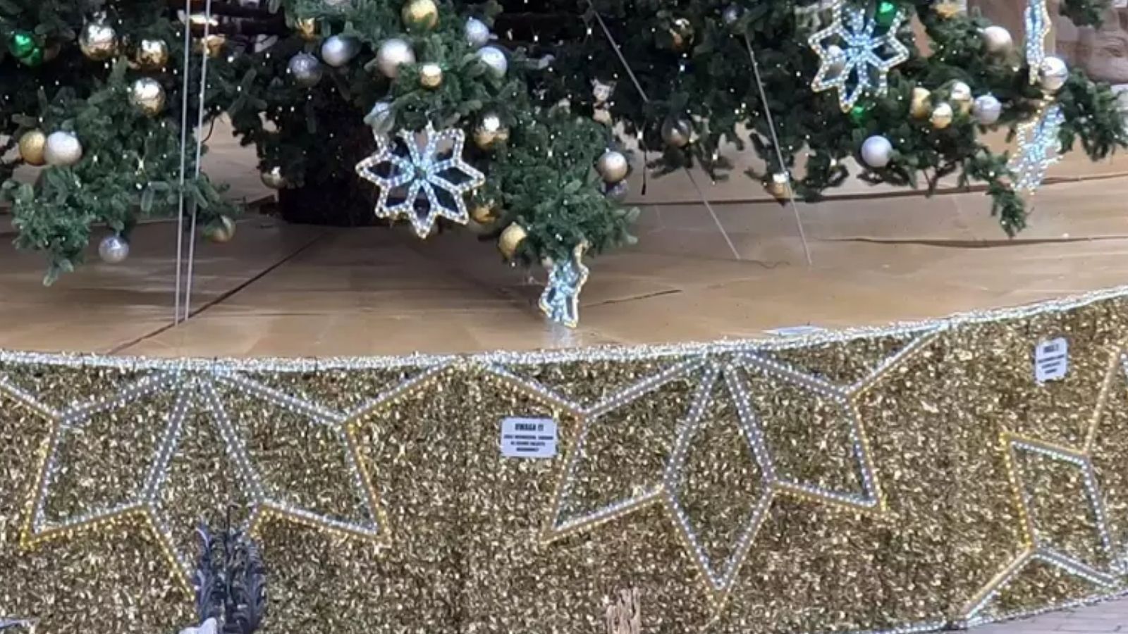 Chwile grozy w Gdańsku. Usiadły obok choinki, w jednej chwili konstrukcja zawaliła się