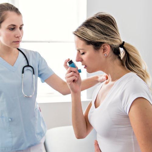 kobieta astma inhalator Fot. LSOphoto/Getty Images.jpg