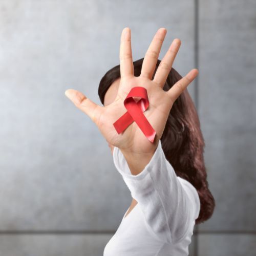 czerwona wstążka HIV Fot. leolintang/Getty Images.jpg