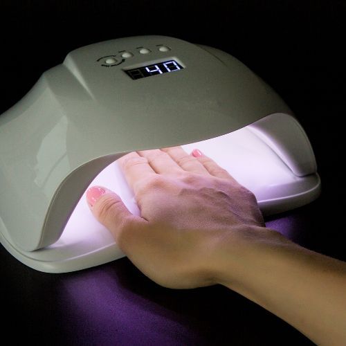lampa UV paznokcie Fot. EkaterinaZakharova/Getty Images.jpg