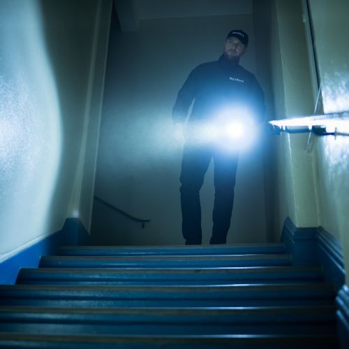 pracownik ochrony nocą Fot. AndreyPopov/Getty Images.jpg