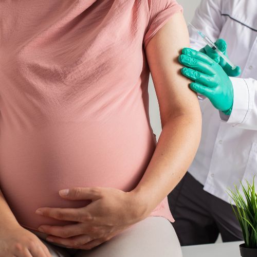 Szczepienia w ciąży – które i kiedy przyjąć? Wyjaśnia pediatra