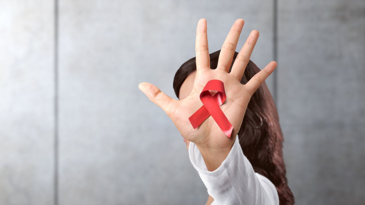 czerwona wstążka HIV Fot. leolintang/Getty Images.jpg
