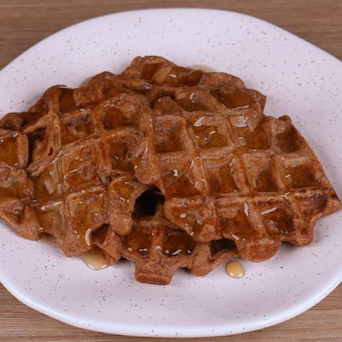 Wlej 2 żółtka do serka wiejskiego i odpal mikser. Ten przepis to hit