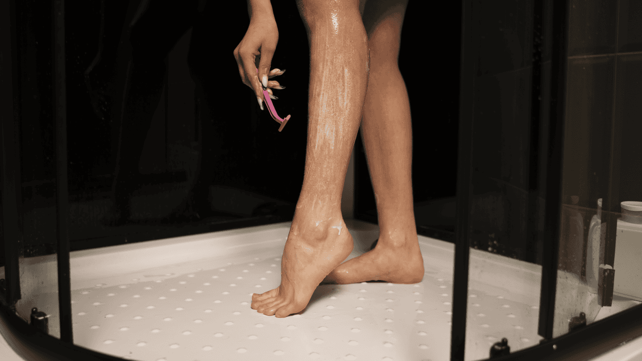 Golenie nóg pod prysznicem