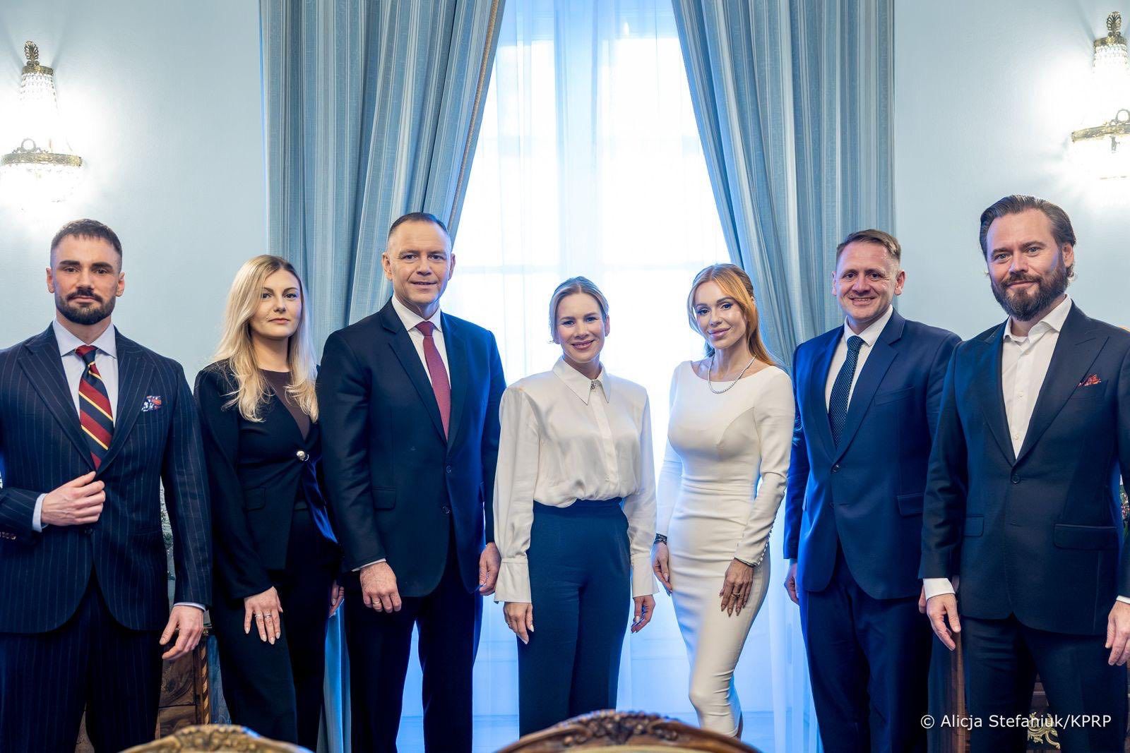 „To świadomy ubiór Dody” – projektantka gwiazd zachwycona stylizacjami w Pałacu Prezydenckim